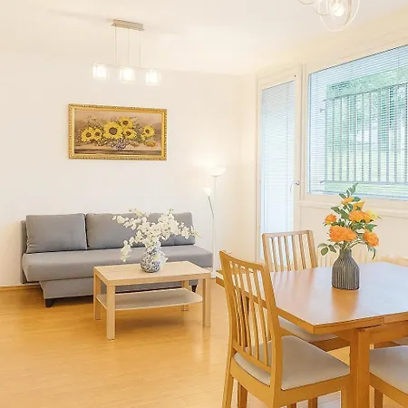 Modern & Cozy Near Center